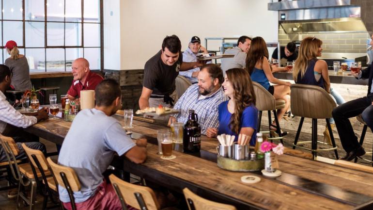 在 Lost Forty Brewing 啤酒厂品尝当地啤酒和美食