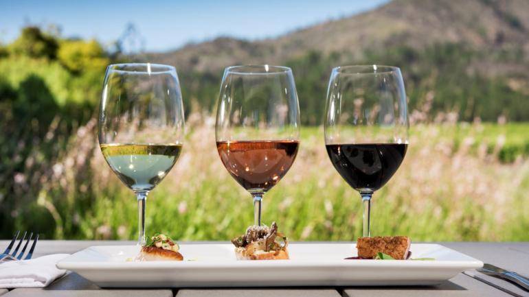 在圣罗莎 St.Francis Winery & Vineyards 酒庄美酒搭配美食,还有迷人的风景 在圣罗莎 St.Francis Winery & Vineyards 酒庄美酒搭配美食,还有迷人的风景