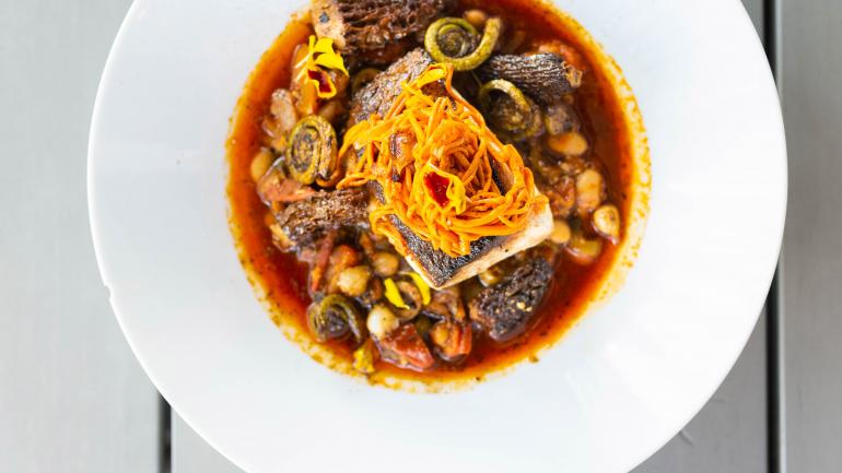 Brick & Mortar 餐厅的香煎海鲡鱼配白豆酱