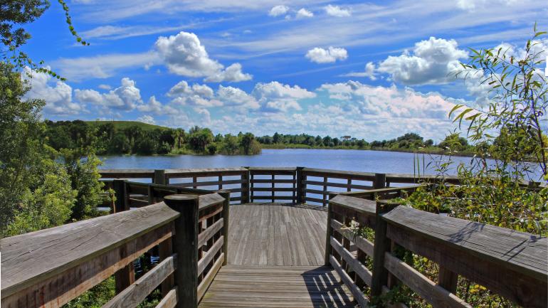 牛轭湖生态中心步道，可俯瞰圣露西河