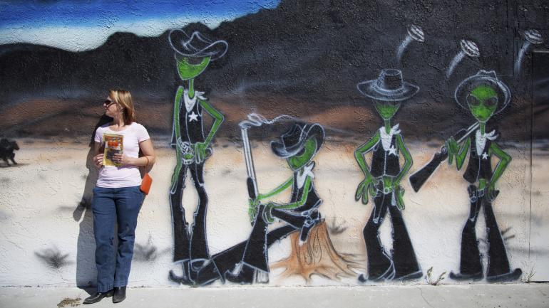 水晶泉附近外星人熏肉干商店的外星人主题装饰品