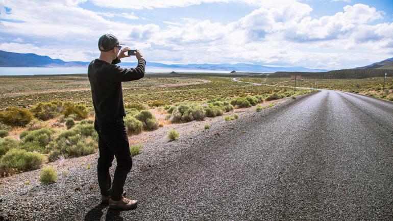 在火人节观景道旁停下脚步拍张照片 在火人节观景道旁停下脚步拍张照片
