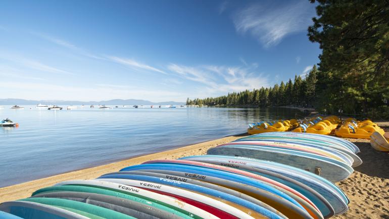 西风湾度假村提供浆板和脚踏船租赁服务
