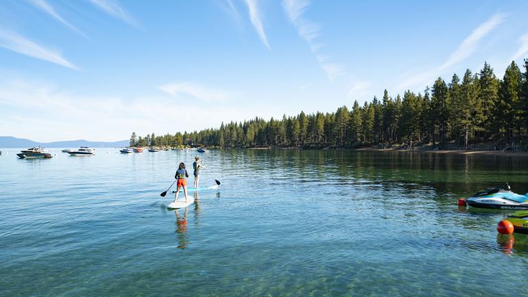 在西风湾清澈湛蓝的水面上划桨