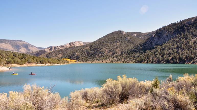 在洞湖州立公园连绵起伏的丘陵和沙漠环境中划皮划艇 在洞湖州立公园连绵起伏的丘陵和沙漠环境中划皮划艇