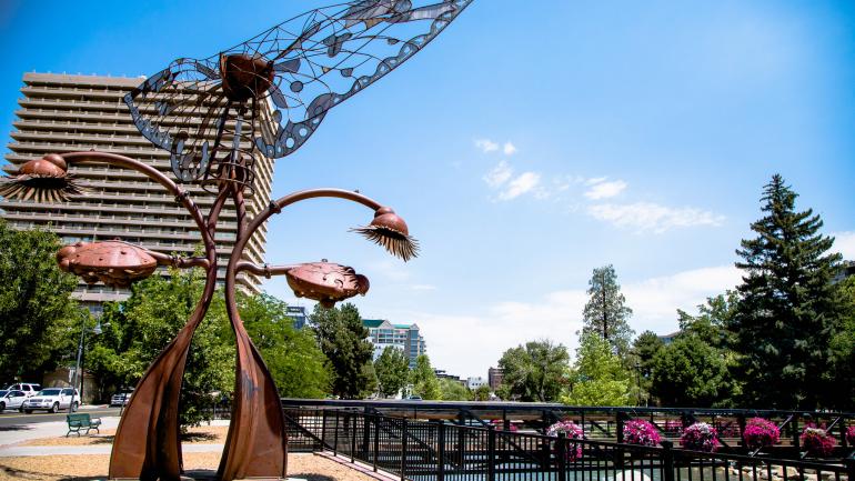 里诺河滨步道上由 Bryan Tedrick 创作的《进化之门》雕塑 里诺河滨步道上由 Bryan Tedrick 创作的《进化之门》雕塑