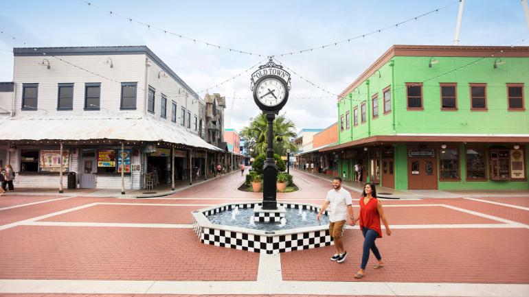 在凯西米老城的迷人街头漫步的爱侣