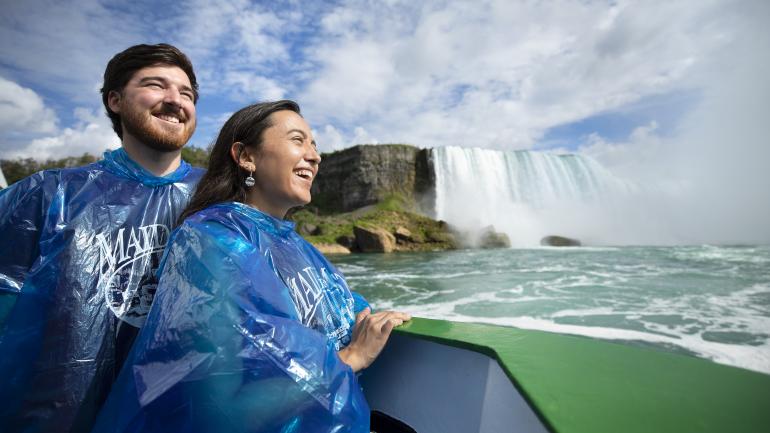 从尼亚加拉大瀑布州立公园乘坐“雾中少女号”游船近距离感受瀑布恢弘气势