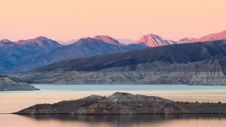 米德湖国家休闲区带有粉红色调的黄昏之景