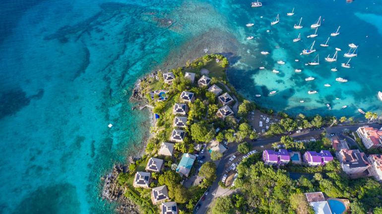 科鲁兹湾和周边清澈见底、湛蓝迷人的加勒比海的全景鸟瞰