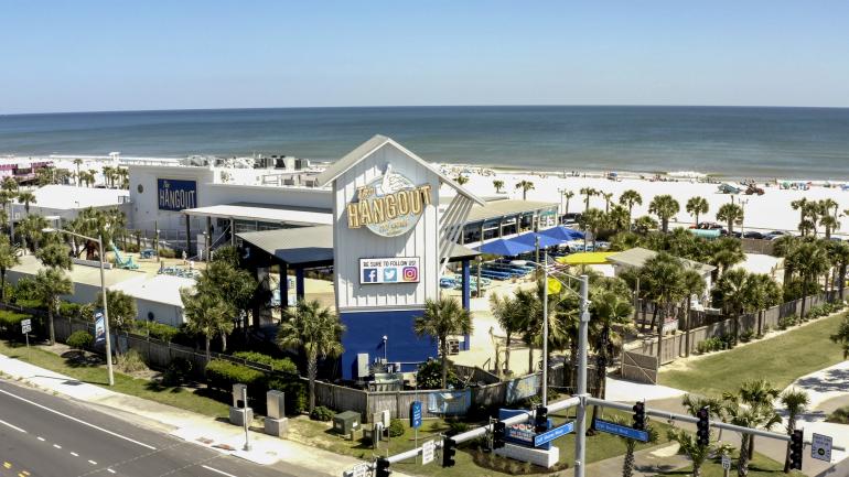 海滨娱乐场所 The Hangout 餐吧，是美食、音乐和活动的热门地点
