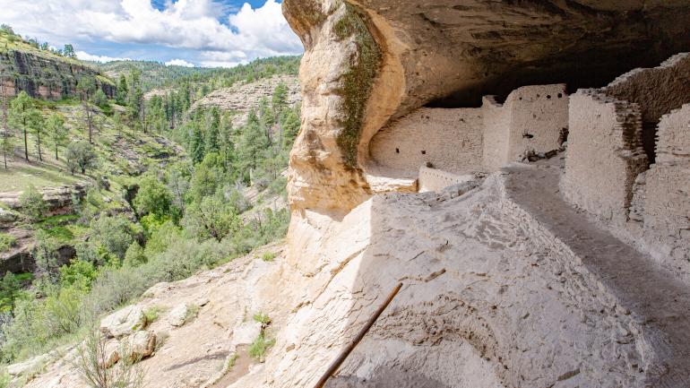 俯瞰吉拉悬崖住宅国家纪念碑崎岖地貌的悬崖住宅 俯瞰吉拉悬崖住宅国家纪念碑崎岖地貌的悬崖住宅