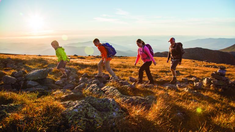 一家人正徒步穿越新罕布什尔州华盛顿山 一家人正徒步穿越新罕布什尔州华盛顿山