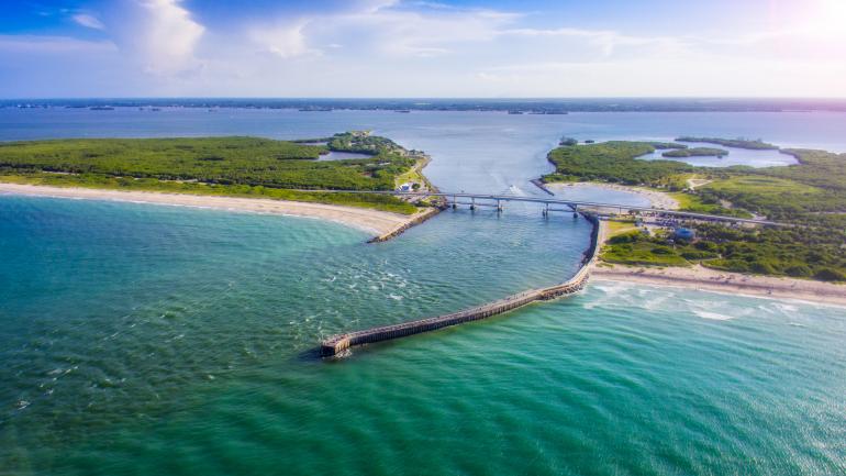 塞巴斯蒂安水湾州立公园湛蓝的海水和僻静沙滩