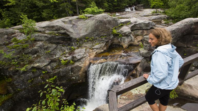 徒步去欣赏缅因州格拉夫顿峡谷州立公园的瀑布 徒步去欣赏缅因州格拉夫顿峡谷州立公园的瀑布