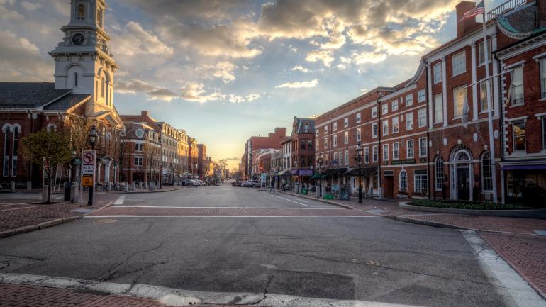 新罕布什尔州朴茨茅斯市中心的国会大街上历史建筑林立 新罕布什尔州朴茨茅斯市中心的国会大街上历史建筑林立