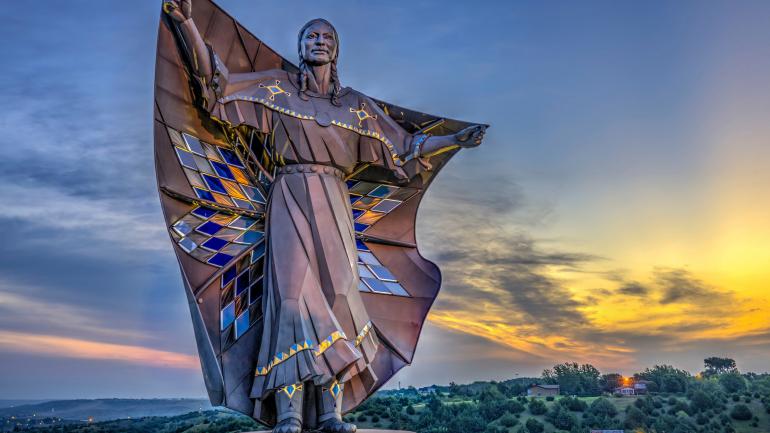 南达科他州钱伯林的 Dignity of Earth & Sky 雕塑