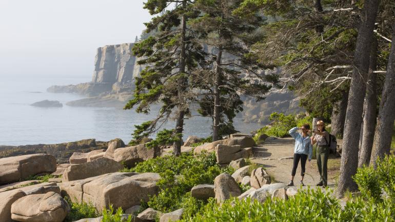 探索缅因州巴尔港附近的阿卡迪亚国家公园 探索缅因州巴尔港附近的阿卡迪亚国家公园
