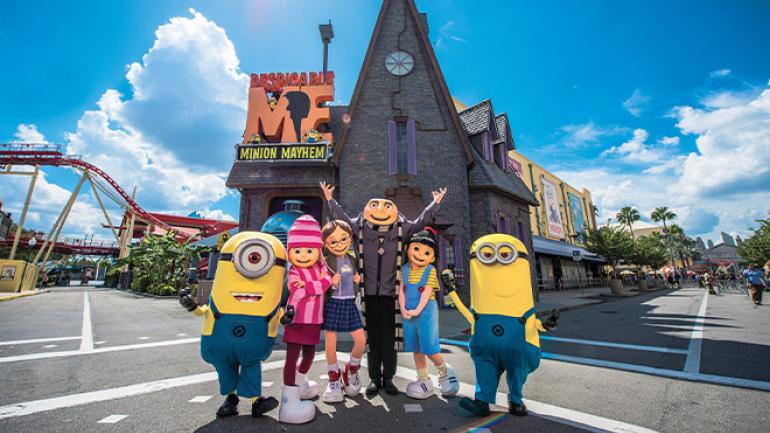 在神偷奶爸小黄人 3D 虚拟过山车 (Despicable Me Minion Mayhem) 外与小黄人和神偷奶爸会面