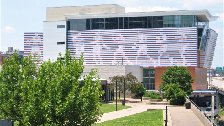 穆罕默德 阿里中心外描绘拳击姿势的艺术作品 穆罕默德 阿里中心外描绘拳击姿势的艺术作品