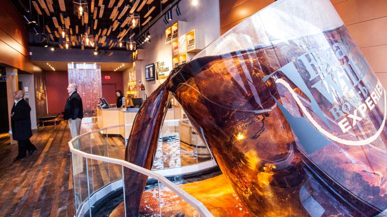 埃文·威廉姆斯波旁之旅酒厂旁边的巨型波本威士忌喷泉 埃文·威廉姆斯波旁之旅酒厂旁边的巨型波本威士忌喷泉