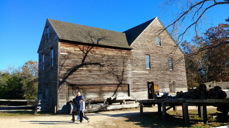 探索新泽西州哈蒙德的巴茨托村的一家人