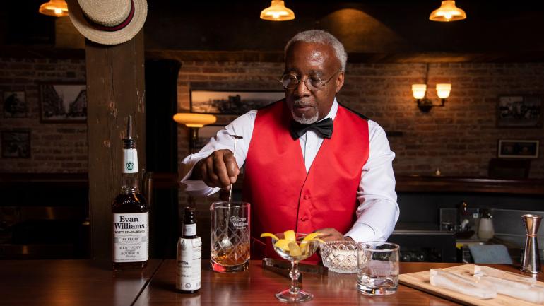 路易维尔当地居民 George Harrison 在埃文·威廉姆斯波旁之旅酒厂中扮演第一个撰写和出版鸡尾酒书籍的美国黑人 Tom Bullock 路易维尔当地居民 George Harrison 在埃文·威廉姆斯波旁之旅酒厂中扮演第一个撰写和出版鸡尾酒书籍的美国黑人 Tom Bullock