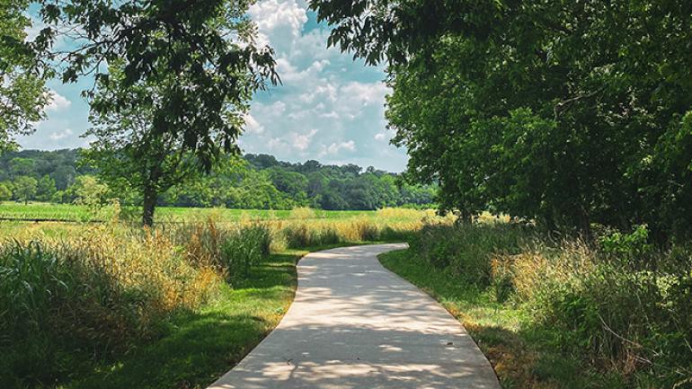 蜿蜒穿过 Floyds Fork 公园区的一条铺砌小道
