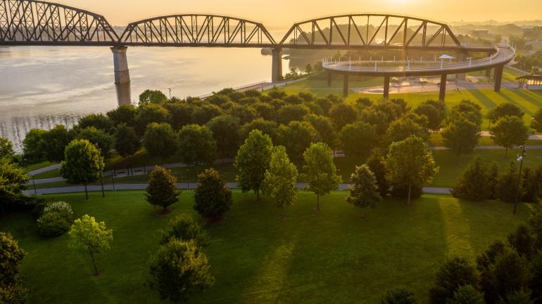 滨水公园四巨头人行桥上的日落