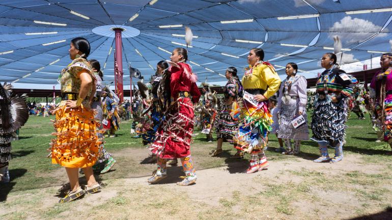 爱达荷州肖肖尼-班诺克印第安人节日上的传统舞者