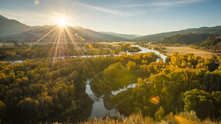 爱达荷州天鹅谷穿梭的河流