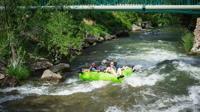 随爱达荷州熔岩温泉村的波特纽夫河漂流而下