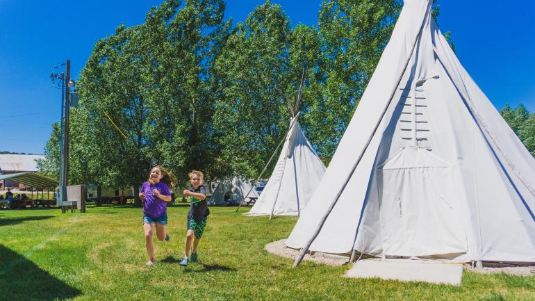 一家人在爱达荷州奥拿塔温泉城安营扎寨