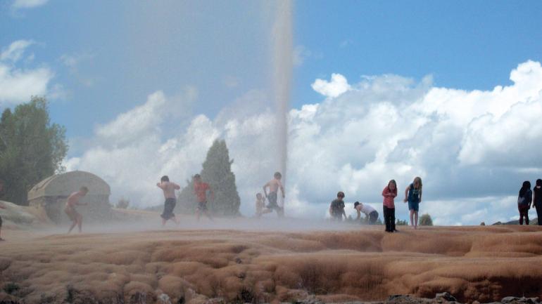 爱达荷州苏打斯普林斯间歇泉玩耍的孩童