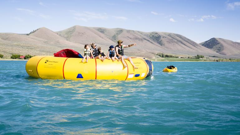 全家共享爱达荷州熊湖州立公园水上蹦床乐趣