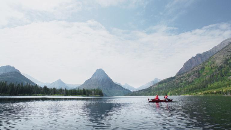 在蒙大拿州冰川国家公园的双药湖上体验独木舟