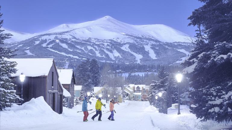 下雪天滑雪者跋涉穿越布雷肯里奇 下雪天滑雪者跋涉穿越布雷肯里奇
