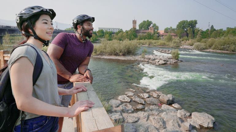 从蒙大拿州米苏拉的河滨小径俯瞰克拉克福克河