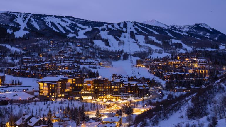 斯诺马斯基地村灯光熠熠,照亮整个村庄 斯诺马斯基地村灯光熠熠,照亮整个村庄