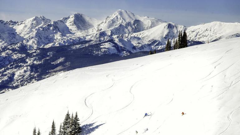 韦尔的山巅之间开阔的山坡 韦尔的山巅之间开阔的山坡