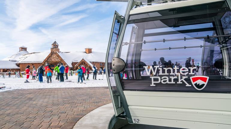 温特帕克停靠的缆车等待着滑雪者 温特帕克停靠的缆车等待着滑雪者