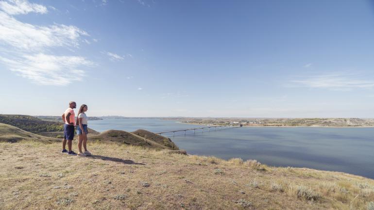 在北达科他州的萨卡卡维湖州立公园欣赏风景秀丽的湖景