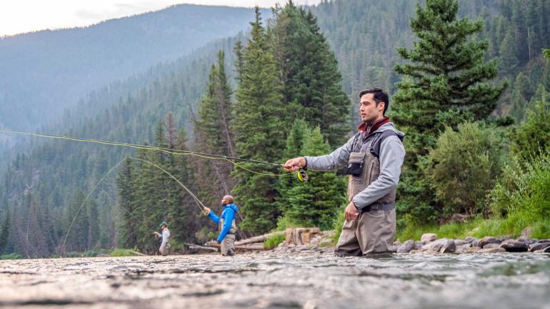 一个适合在加拉廷河畔享受垂钓时光的宁静清晨