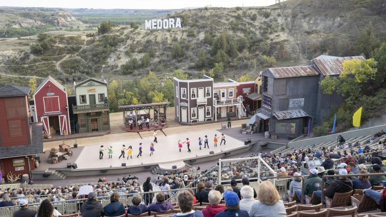 在北达科他州梅多拉风景秀丽的山谷中欣赏梅多拉音乐节目