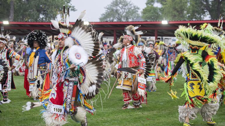 美洲土著舞者在北达科他州俾斯麦年度联合部落国际庆典盛会上尽展身手
