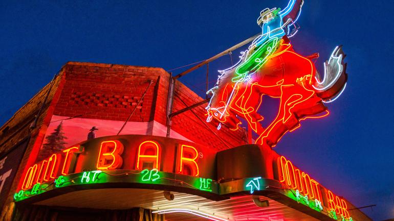 怀俄明州谢里登薄荷酒吧闪烁的霓虹灯招牌