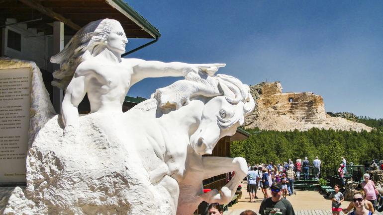 南达科他州纪念碑前正在雕刻的疯马纪念雕像模型