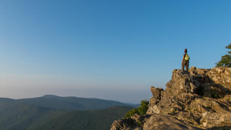 徒步前往弗吉尼亚州仙纳度国家公园欣赏迷人美景