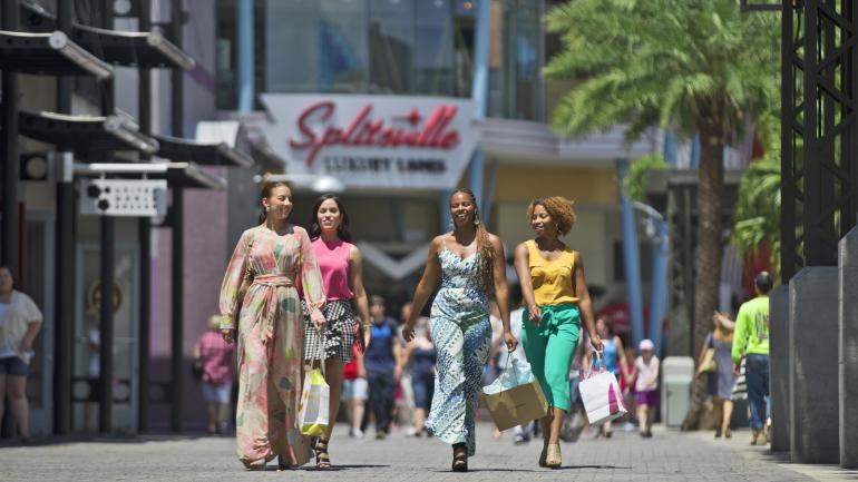 与朋友在迪士尼之泉 (Disney Springs) 购物