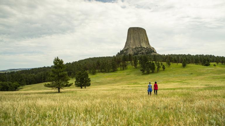 在怀俄明州魔鬼塔国家纪念区附近徒步